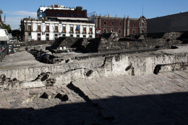 tenochtitlan-templo-mayor-trolley-tourist