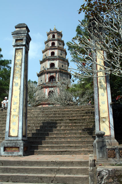 thien-mu-pagode-eingang-trolley-tourist