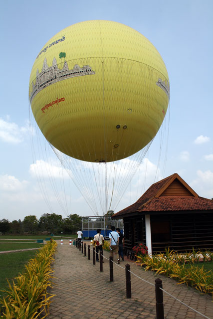 angkor-von-oben-ballon-trolley-tourist