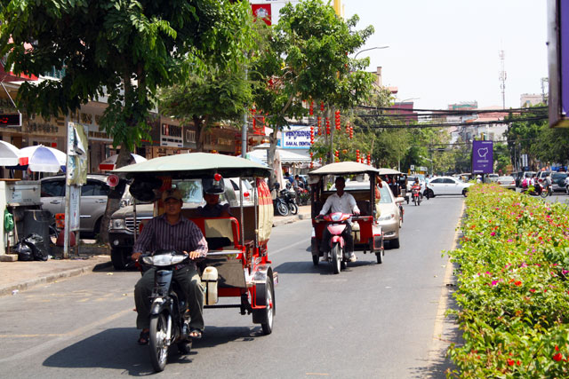 pnom-trolley-tourist