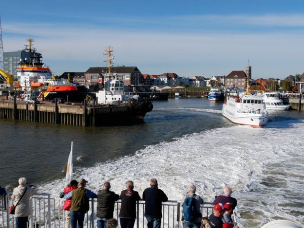 wie lange braucht der katamaran von cuxhaven nach helgoland